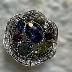 装飾的な多色クリスタル調ストーン装飾　ブローチ　シルバーフレーム