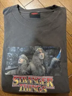 ストレンジャー・シングス Tシャツ PLAZA チャコールグレー