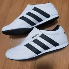 adidas スニーカー ホワイト/ブラック(新品購入後半日のみの使用の中古品)
