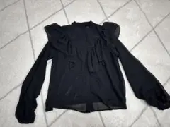 フリル付きブラック長袖シャツ