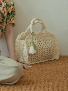 【新品】リリーブラウン　フラワーチャーム付きラッフルかごバッグのサムネイル