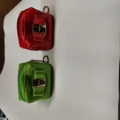 赤と緑の合成皮革ポーチ