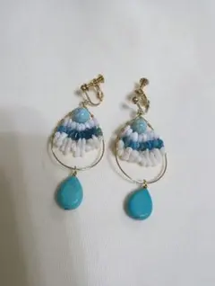 青と白のビーズ フープ型イヤリング