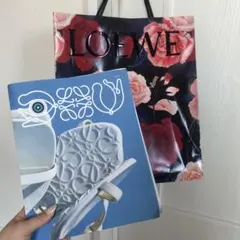 LOEWE 薔薇柄ショップ袋とブックポスターステッカー