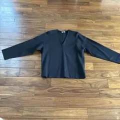 Uniqlo U ブラック Vネック 長袖 トップス