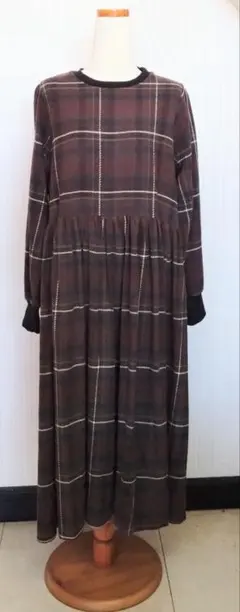 ブラウン系チェック長袖ロングワンピース　新品