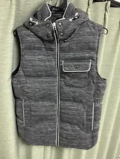 フード付きグレー系ダウンベスト
