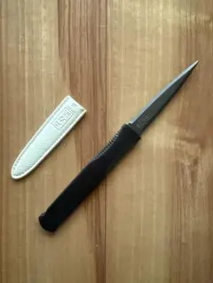 검은색 케이스가 달린 양방향 종이 나이프