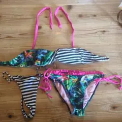 花柄とストライプのセパレートビキニ