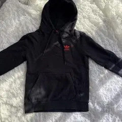 adidas 赤色ロゴパーカー