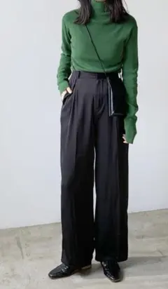 【新品未使用タグ付き】lian リアン黒スラックス　サテン風　パンツ