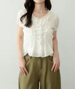 【on:nue】シャーリングパフスリーブブラウスのサムネイル