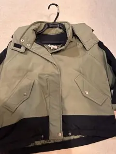 オリーブグリーンと黒の中綿コート（取り外し可能フード付き）