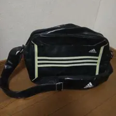 adidasエナメルショルダーバッグ