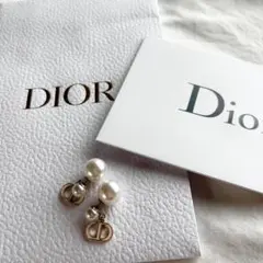 Diorロゴモチーフ　パールピアス
