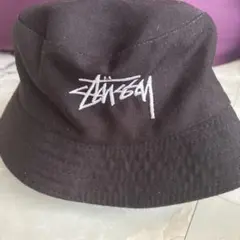 Stussy バケットハット ブラック 刺繍ロゴのサムネイル