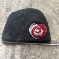 黒いニット帽 ハート渦巻き模様の手縫い刺繍入り