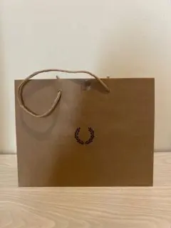 茶色の紙製ショッピングバッグ　フレッドペリー