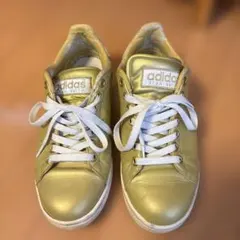 adidas ゴールド スニーカー
