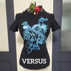 VERSUS_半袖Tシャツ ブラック ブルーグラフィックのサムネイル