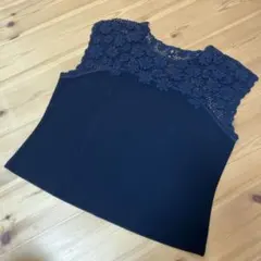 レース装飾付き黒タンクトップ