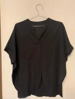 黒のVネック半袖ブラウス　春夏