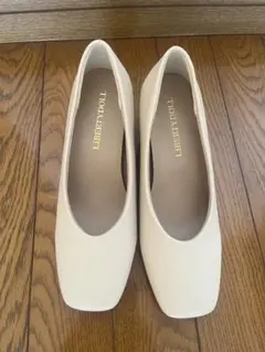 LIBERTYDOLL ホワイト スクエアトゥ パンプス