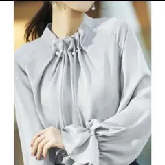 RUIRUEBOUTIQUE　ウエーブタックブラウス　シャビーブルー　ハイネック