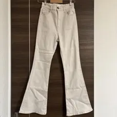 MOUSSY ホワイトデニムフレアパンツ 22インチ MVS WHT FLARE - メルカリ