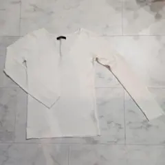 AZUL ホワイト Vネック 長袖ニット