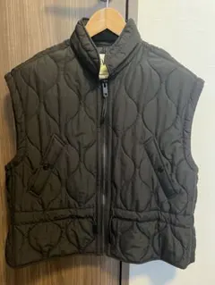 ブラック　キルティング中綿ベスト フード付き