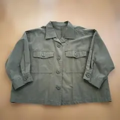 カーキ色ボタン付きジャケット