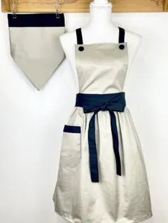 明るいベージュのお洒落なハンドメイド子供エプロンと三角巾のセット