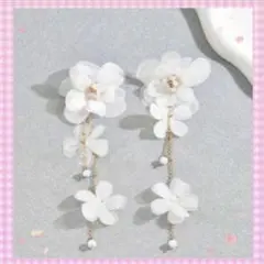ピアス ホワイト 花 華やか おしゃれ 両耳 大ぶりピアス おしゃれ パール 春