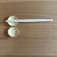 おめでたい、八角形の黄色と金の陶器製箸置き2っセット