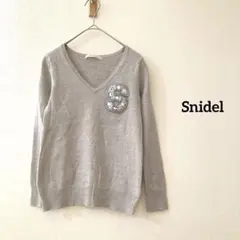 Snidel Vネックニット　ビジュー付きワッペン　トップス　グレー　F