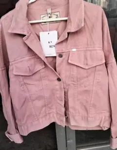 ピンクのデニムジャケット