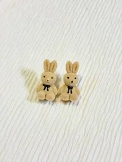 【新品未使用】ウサギ ピアス フロッキー ぬいぐるみ風 リボン 韓国　beige