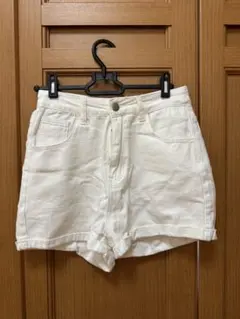 白 ショートパンツ