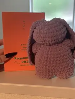 紫色のウサギのあみぐるみ