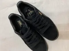 PUMA ブラック スエード スニーカー