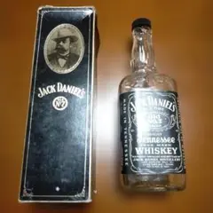 □ ジャックダニエル 旧ボトル 赤紙封印 750ml 45% 瓶底83年 □ - メルカリ