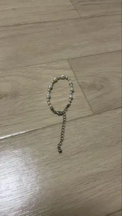 パールと金属のチェーン付きブレスレット
