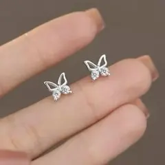 No54 小ぶり 蝶々 ピアス［シルバー］金属アレルギー対応 高品質