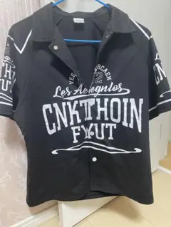 ブラックプリントTシャツとホワイトカーゴパンツセット