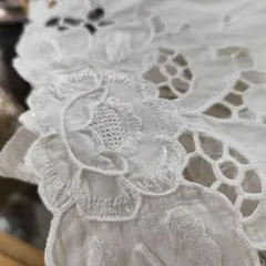 白糸手刺繍　クロッシェレース繋ぎ　フリークロス 色糸クロスステッチ機械刺繍 手編みレース繋ぎ カフェカーテン - メルカリ