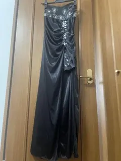 ビーズ装飾ストラップレスロングドレス