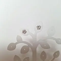 花形スタッドピアス シルバー色
