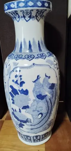 青と白の伝統的な陶器の花瓶