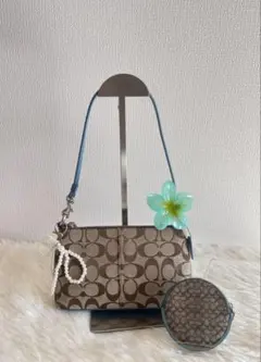 COACHのミニショルダーバッグとコインケース